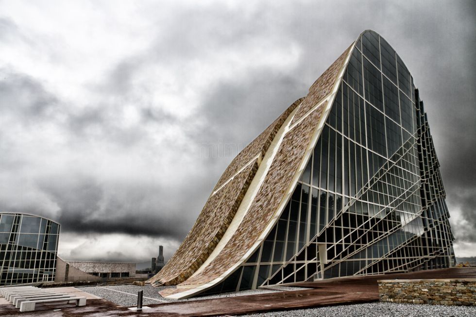 Fachada principal de la Ciudad de la Cultura de Galicia con cielo nublado, arquitectura moderna en Santiago