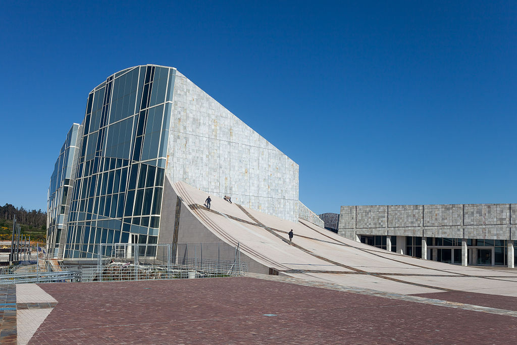 Fachada de la Ciudad de la Cultura de Galicia bajo un cielo despejado, arquitectura contemporánea en Santiago de Compostela