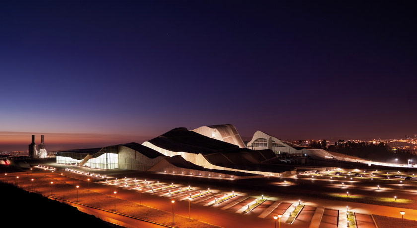Vista nocturna de la Ciudad de la Cultura de Galicia iluminada, arquitectura moderna en Santiago de Compostela
